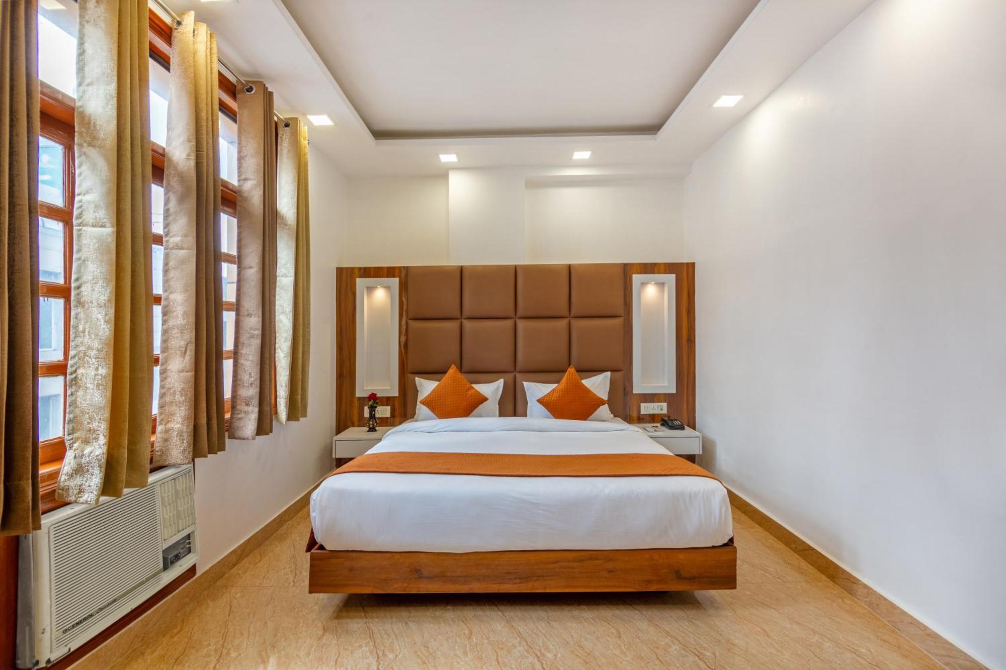 Rahul Palace By Golden Tree Near Metro Station And Ajmal Khan Market นิวเดลี ภายนอก รูปภาพ