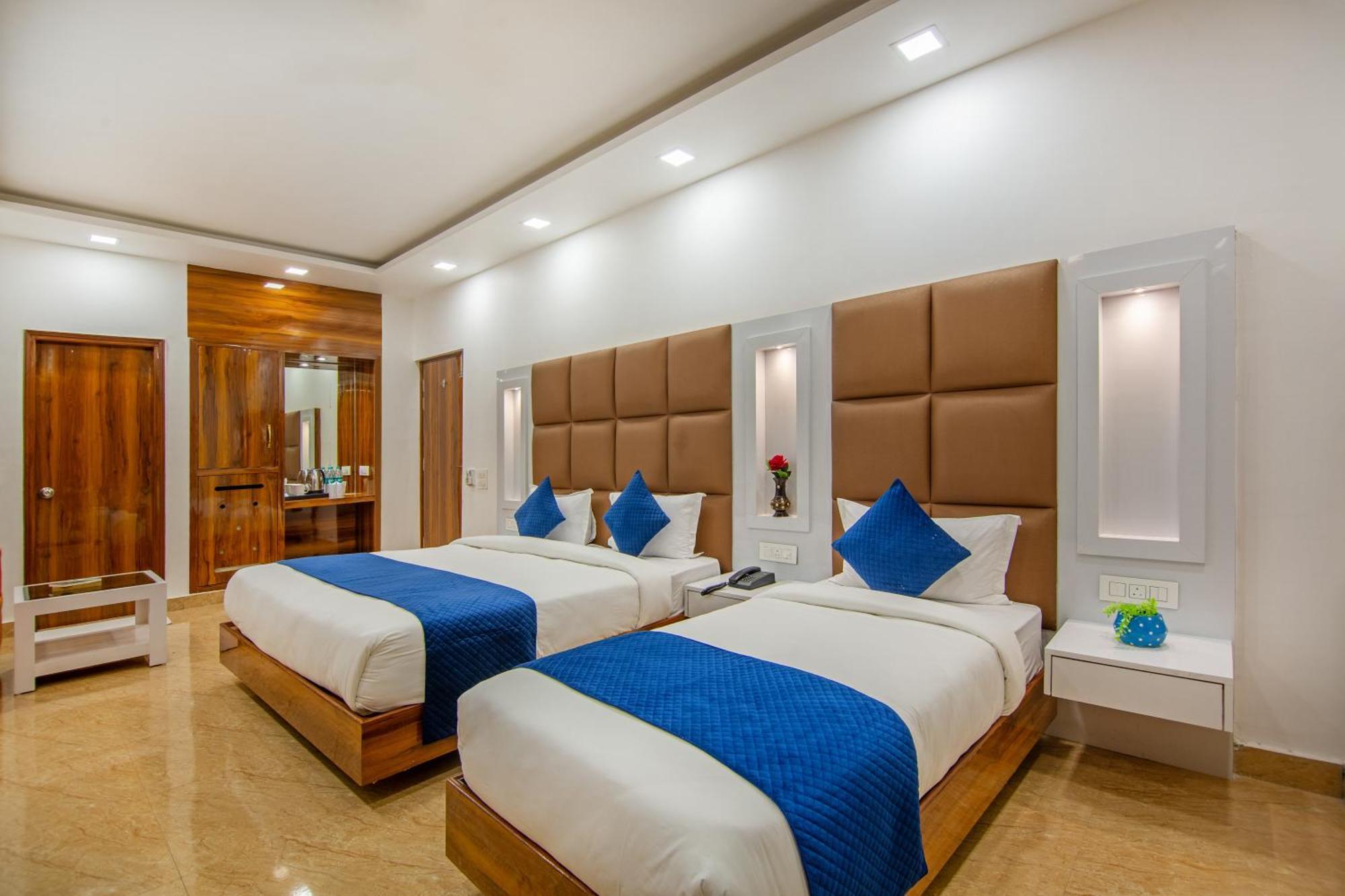 Rahul Palace By Golden Tree Near Metro Station And Ajmal Khan Market นิวเดลี ภายนอก รูปภาพ