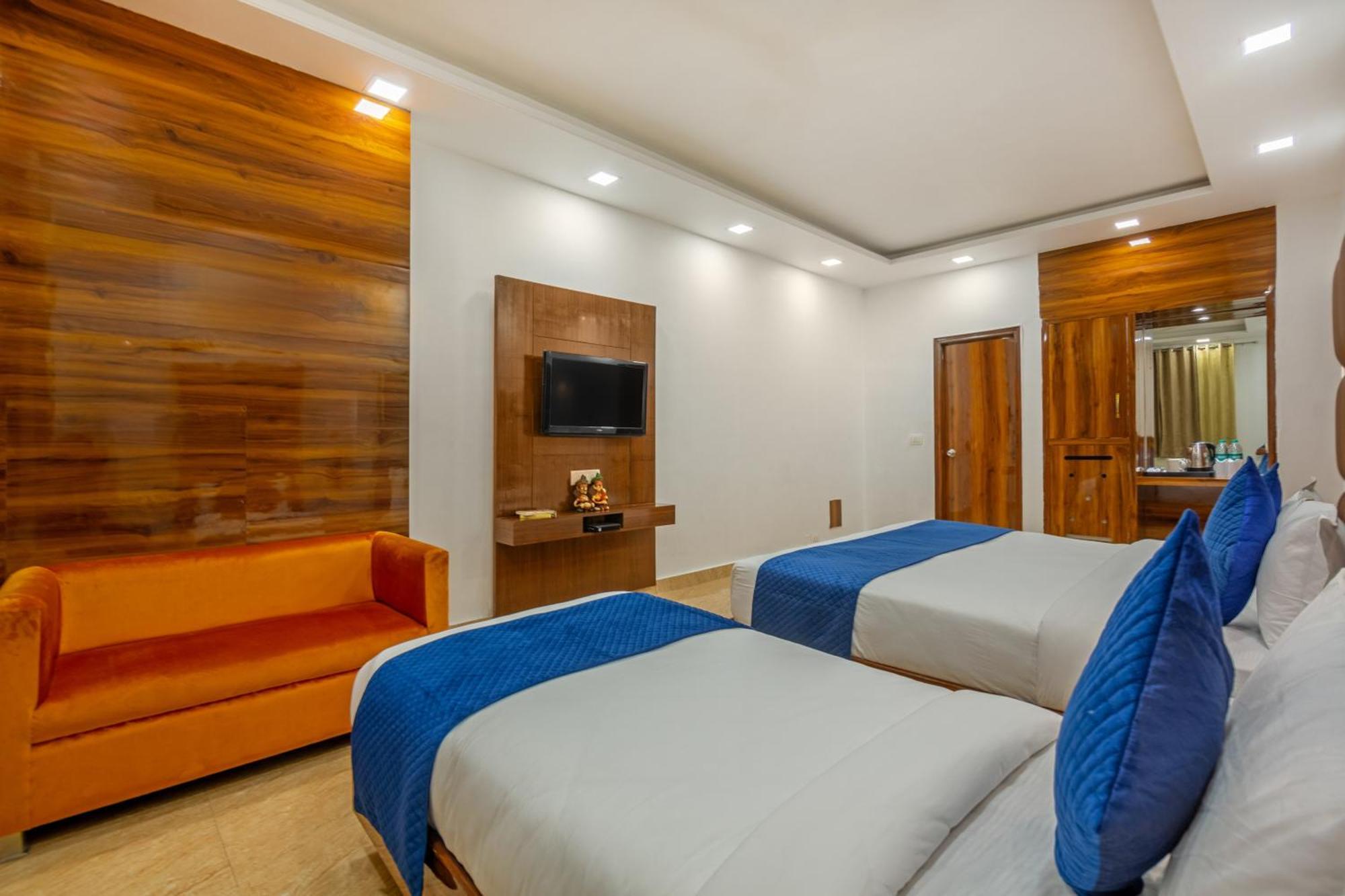 Rahul Palace By Golden Tree Near Metro Station And Ajmal Khan Market นิวเดลี ภายนอก รูปภาพ