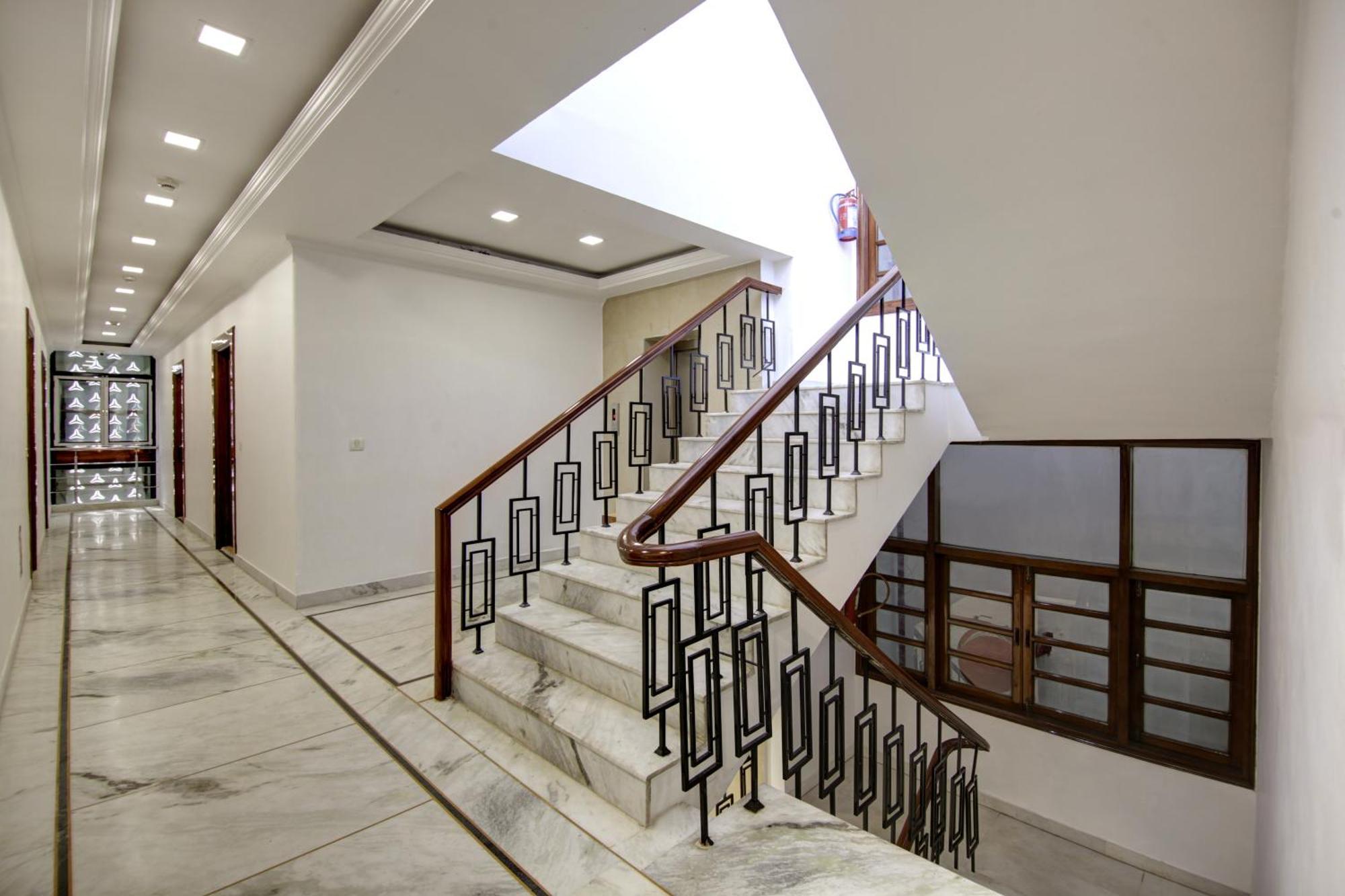 Rahul Palace By Golden Tree Near Metro Station And Ajmal Khan Market นิวเดลี ภายนอก รูปภาพ