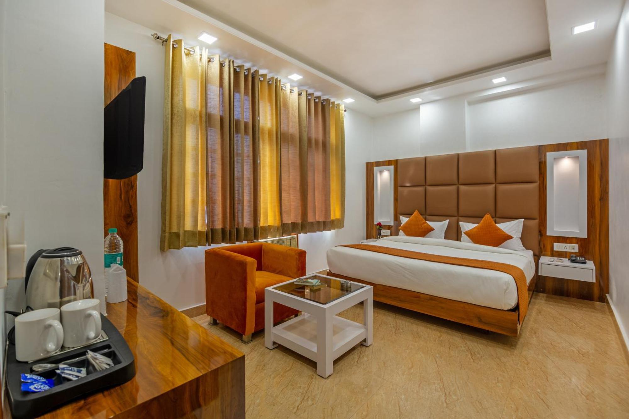 Rahul Palace By Golden Tree Near Metro Station And Ajmal Khan Market นิวเดลี ภายนอก รูปภาพ