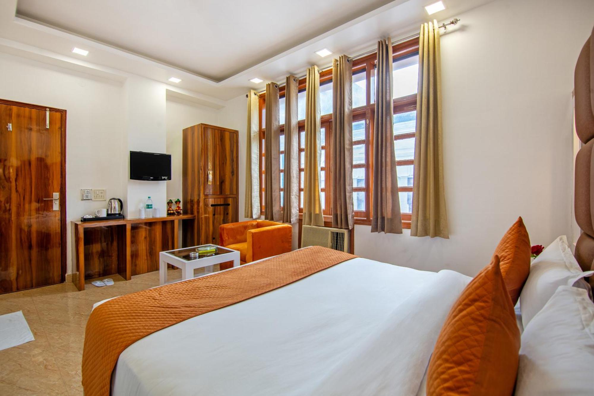 Rahul Palace By Golden Tree Near Metro Station And Ajmal Khan Market นิวเดลี ภายนอก รูปภาพ