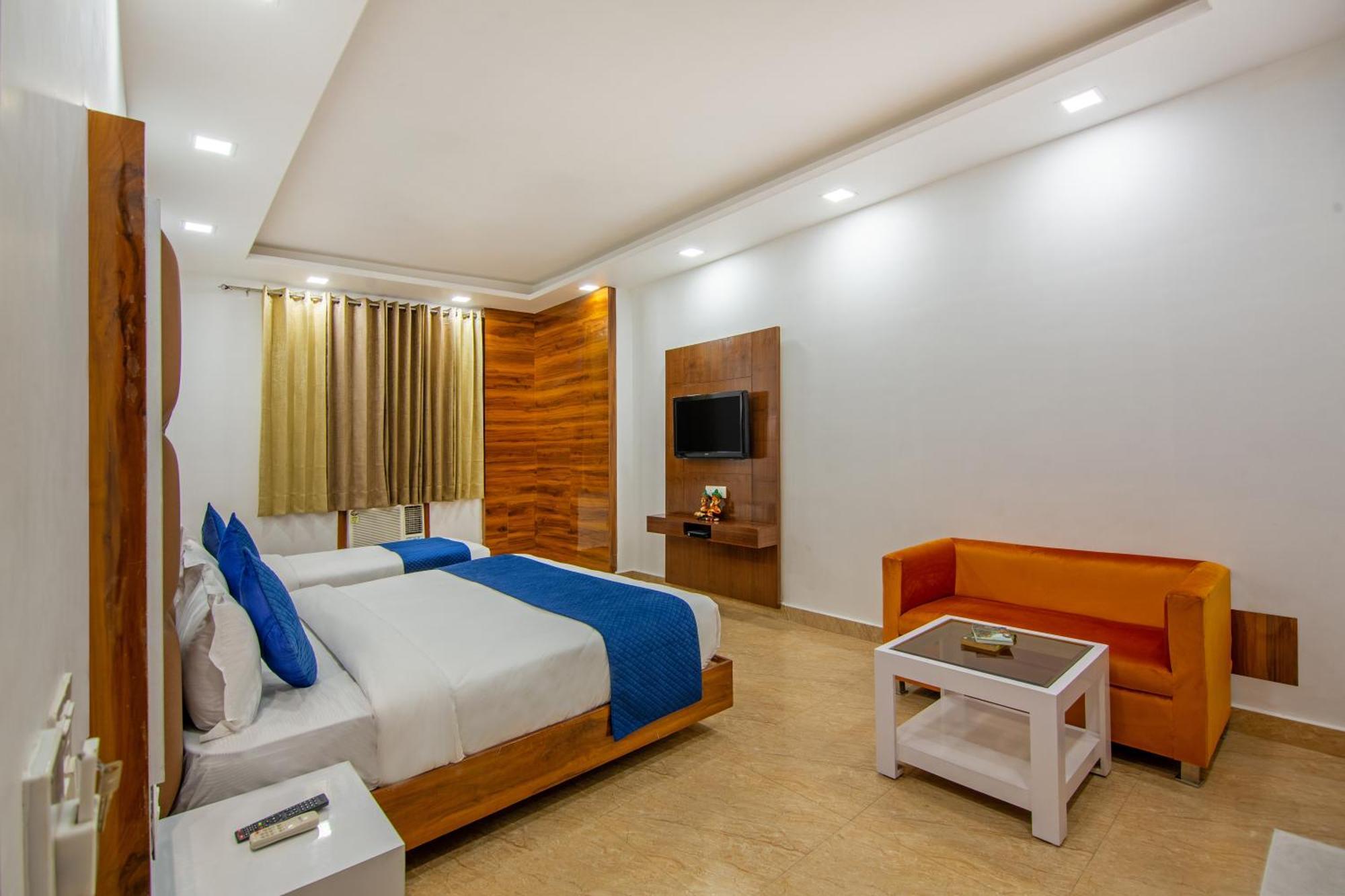 Rahul Palace By Golden Tree Near Metro Station And Ajmal Khan Market นิวเดลี ภายนอก รูปภาพ