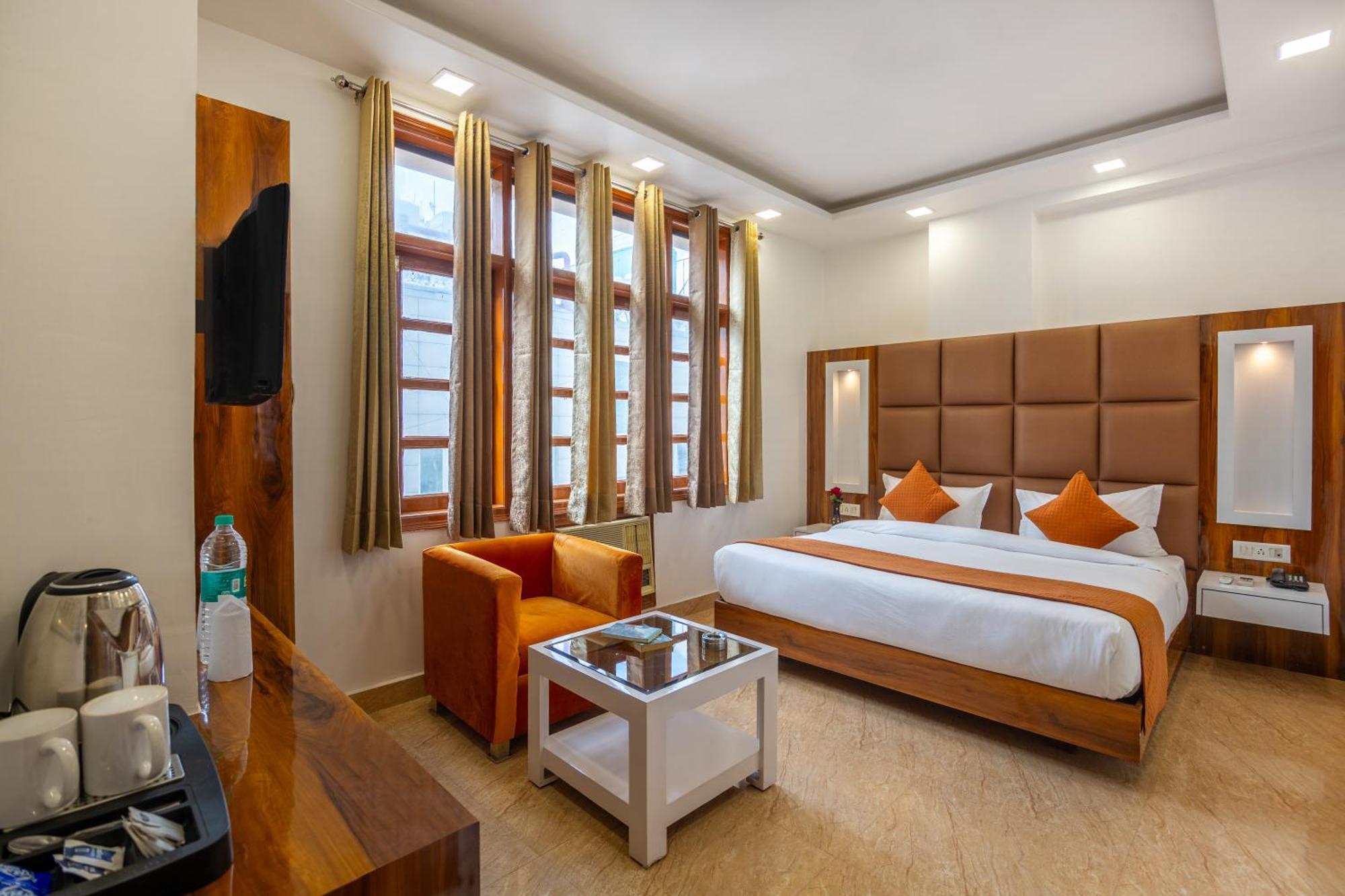 Rahul Palace By Golden Tree Near Metro Station And Ajmal Khan Market นิวเดลี ภายนอก รูปภาพ