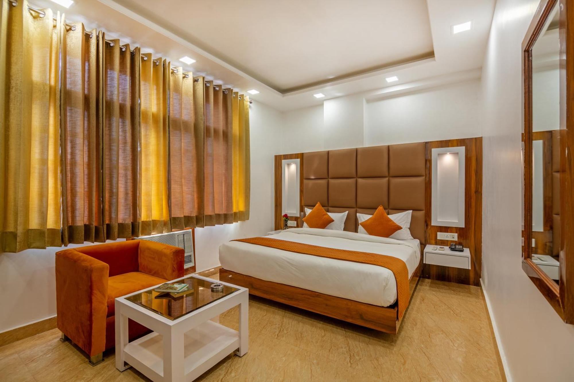 Rahul Palace By Golden Tree Near Metro Station And Ajmal Khan Market นิวเดลี ภายนอก รูปภาพ