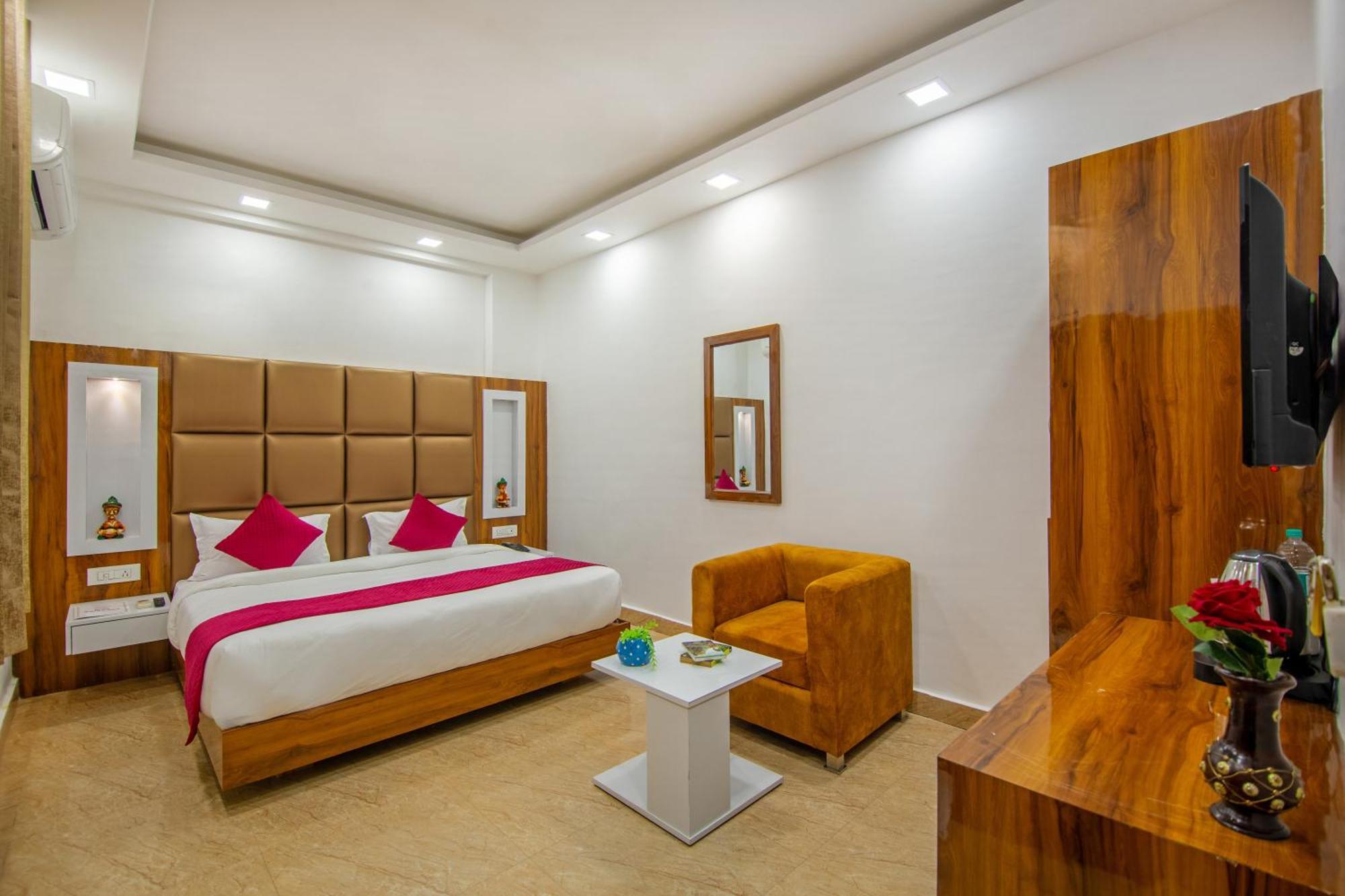 Rahul Palace By Golden Tree Near Metro Station And Ajmal Khan Market นิวเดลี ภายนอก รูปภาพ
