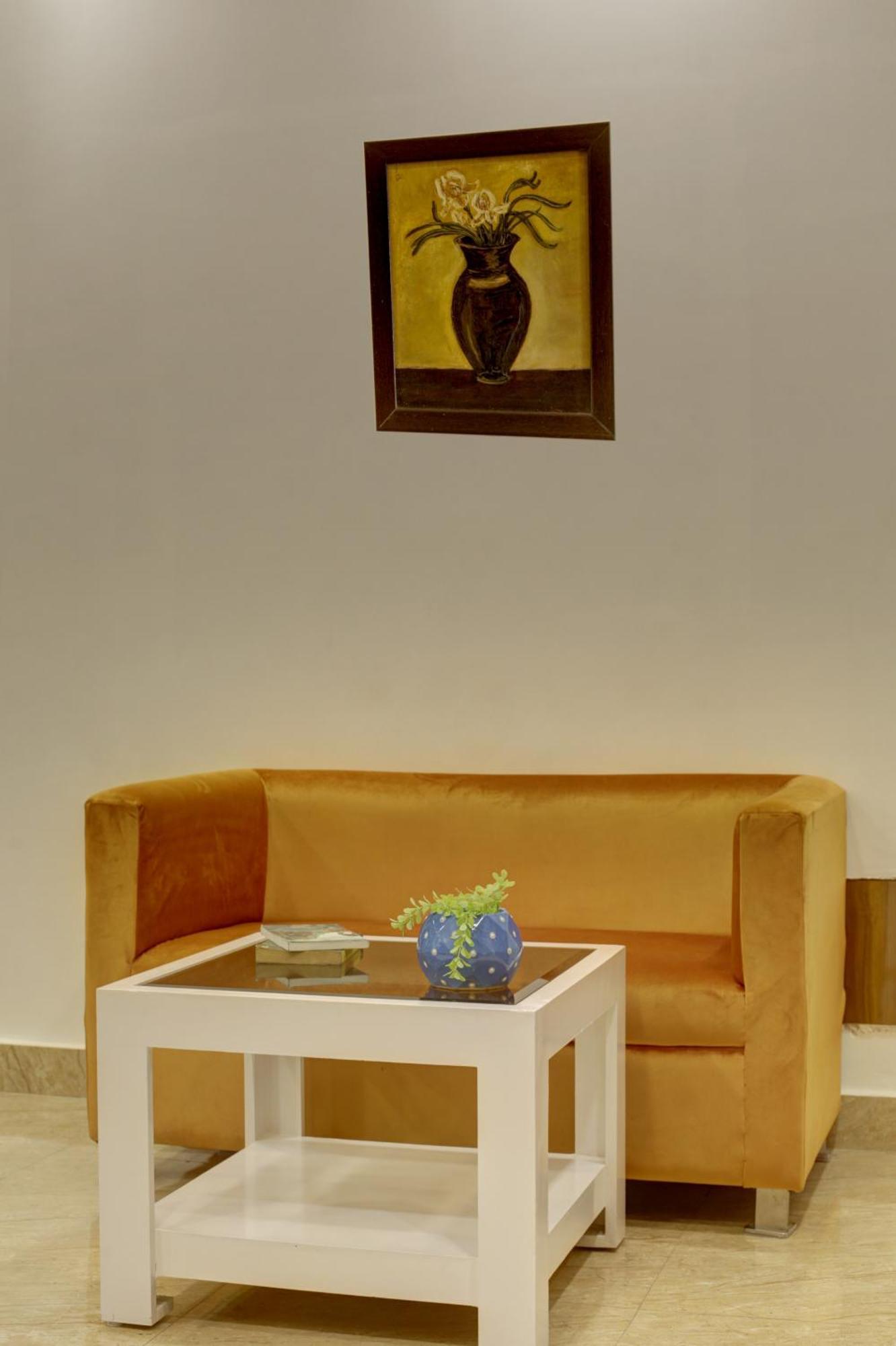 Rahul Palace By Golden Tree Near Metro Station And Ajmal Khan Market นิวเดลี ภายนอก รูปภาพ