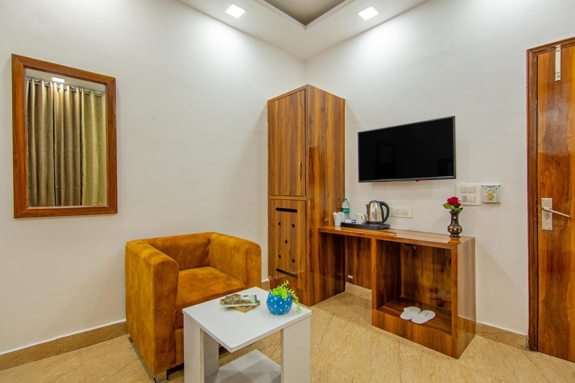Rahul Palace By Golden Tree Near Metro Station And Ajmal Khan Market นิวเดลี ภายนอก รูปภาพ
