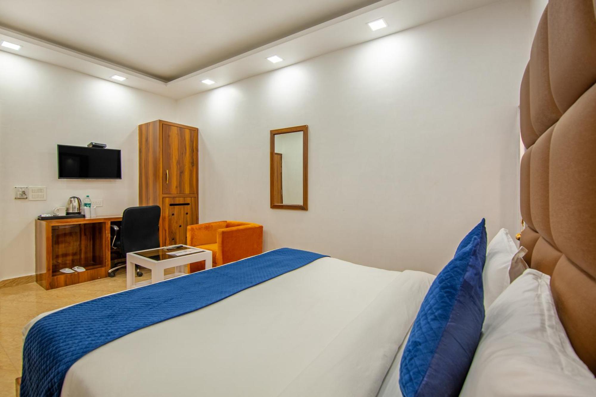 Rahul Palace By Golden Tree Near Metro Station And Ajmal Khan Market นิวเดลี ภายนอก รูปภาพ