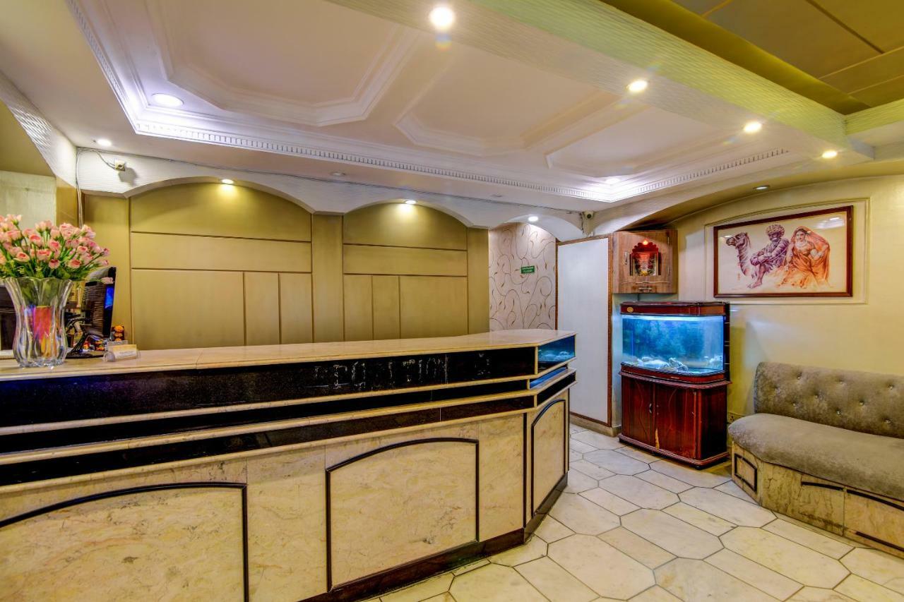 Rahul Palace By Golden Tree Near Metro Station And Ajmal Khan Market นิวเดลี ภายนอก รูปภาพ