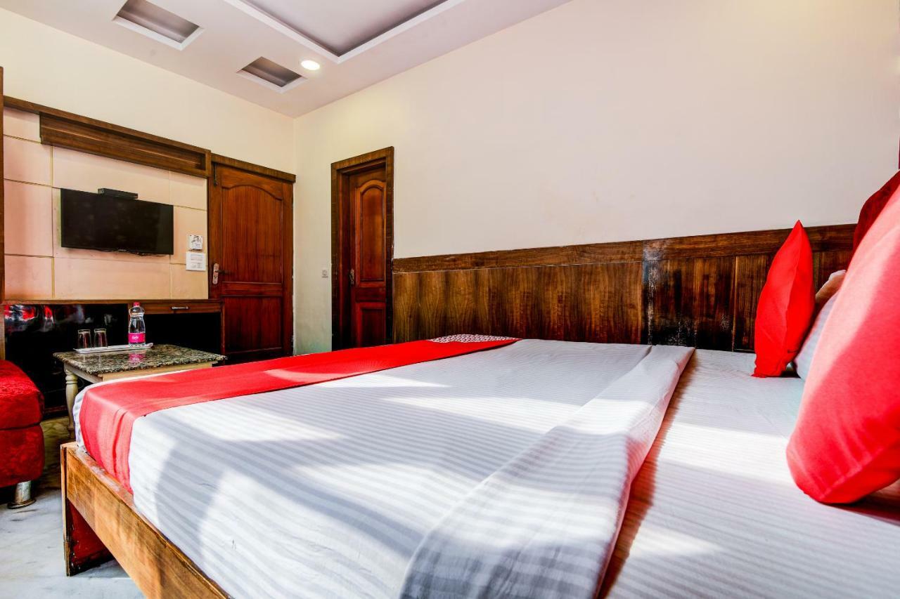 Rahul Palace By Golden Tree Near Metro Station And Ajmal Khan Market นิวเดลี ภายนอก รูปภาพ