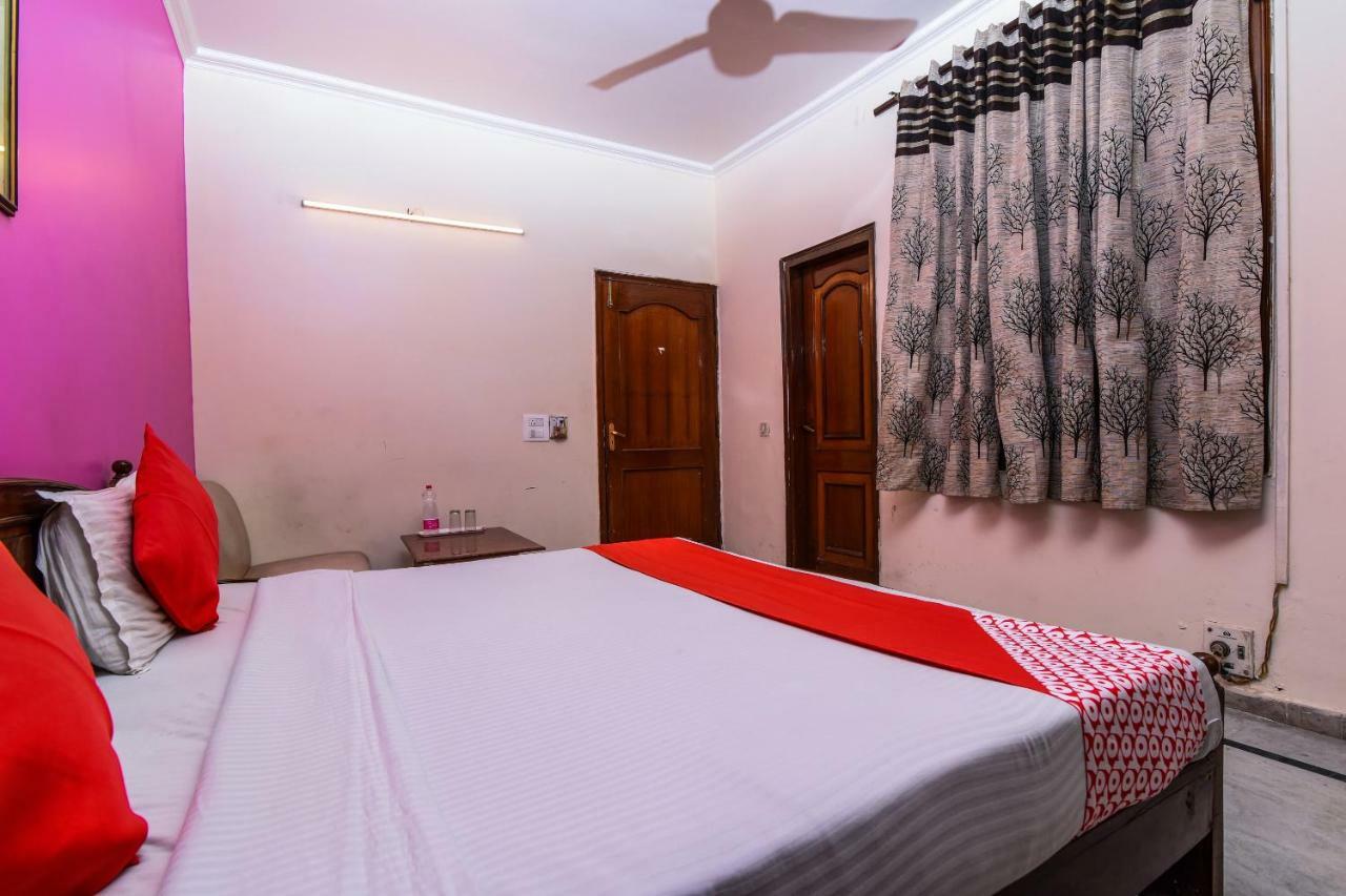 Rahul Palace By Golden Tree Near Metro Station And Ajmal Khan Market นิวเดลี ภายนอก รูปภาพ