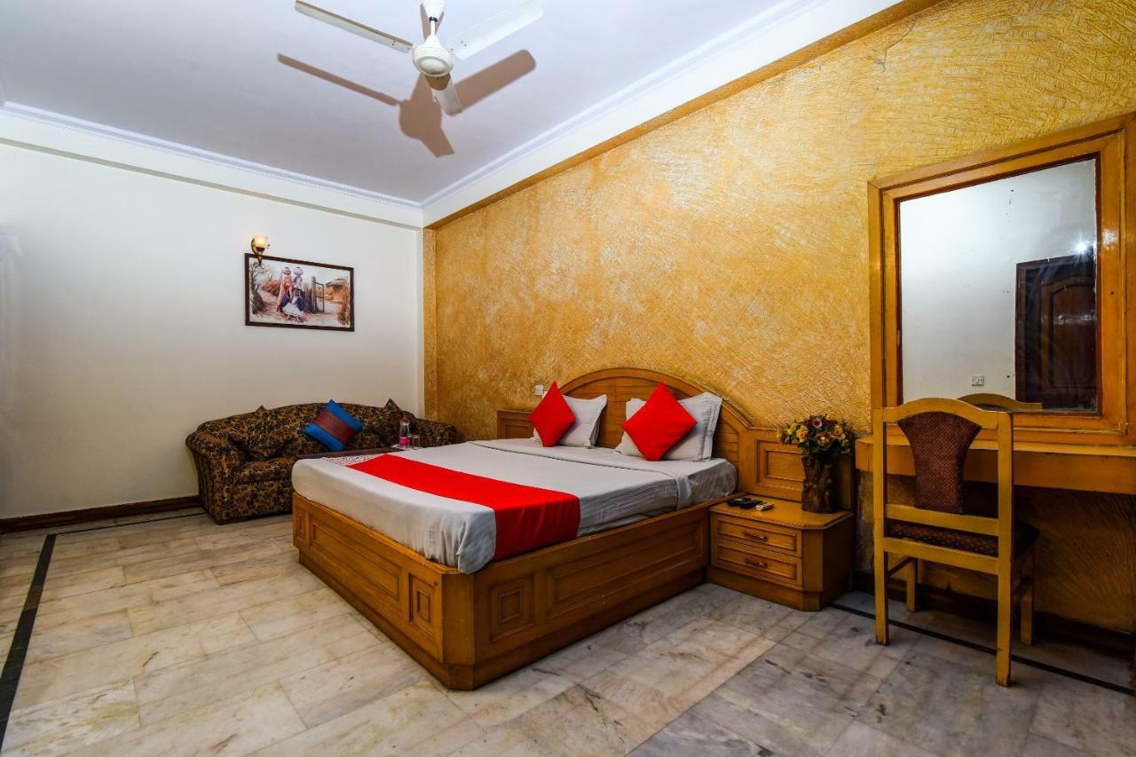 Rahul Palace By Golden Tree Near Metro Station And Ajmal Khan Market นิวเดลี ภายนอก รูปภาพ