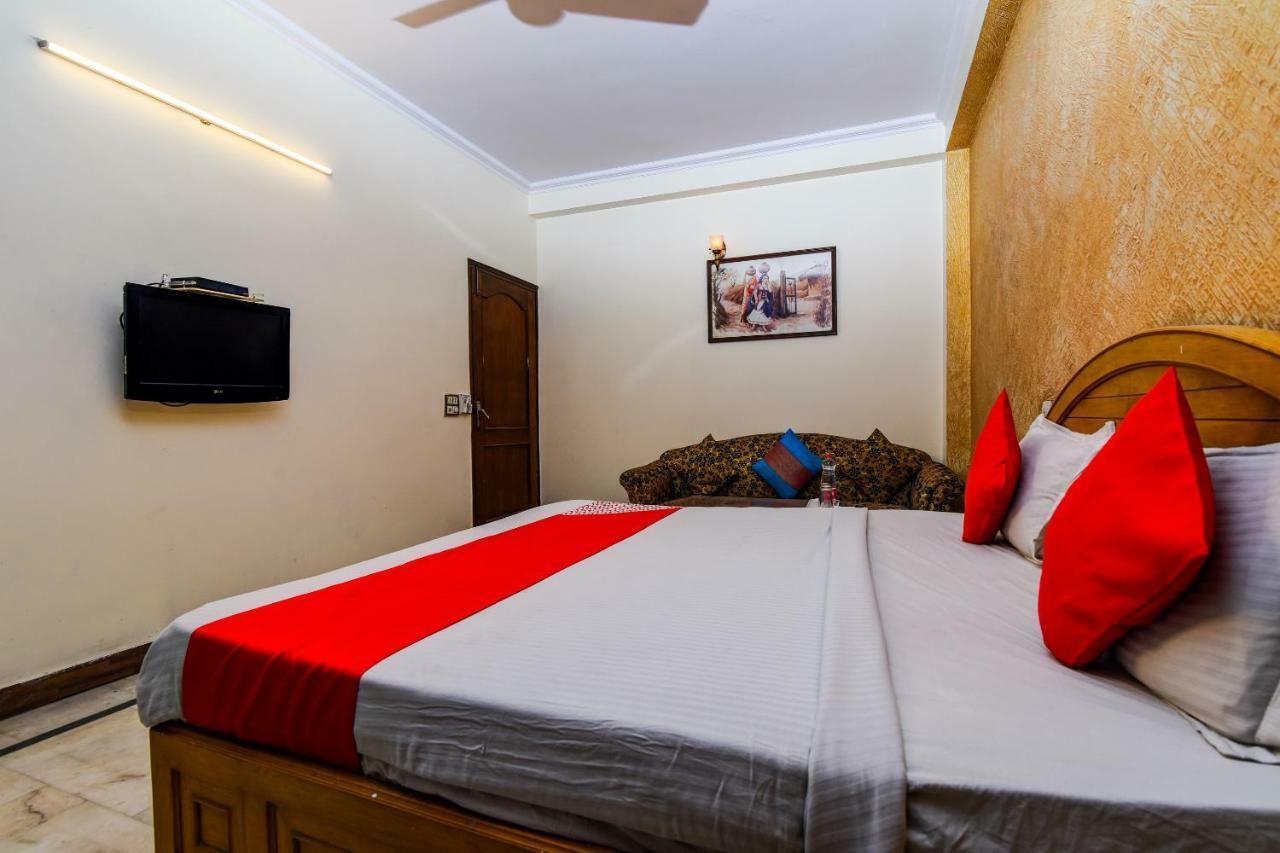 Rahul Palace By Golden Tree Near Metro Station And Ajmal Khan Market นิวเดลี ภายนอก รูปภาพ