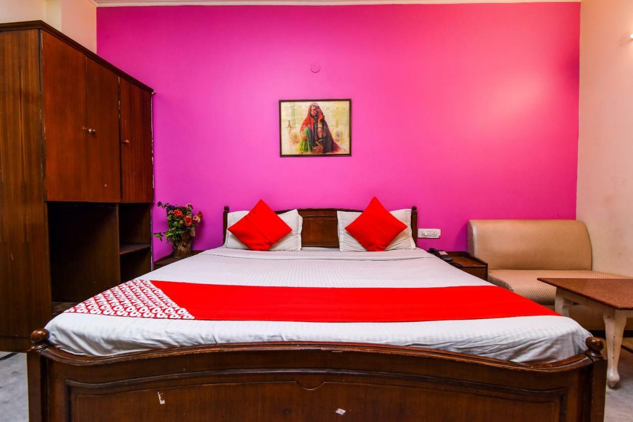 Rahul Palace By Golden Tree Near Metro Station And Ajmal Khan Market นิวเดลี ภายนอก รูปภาพ