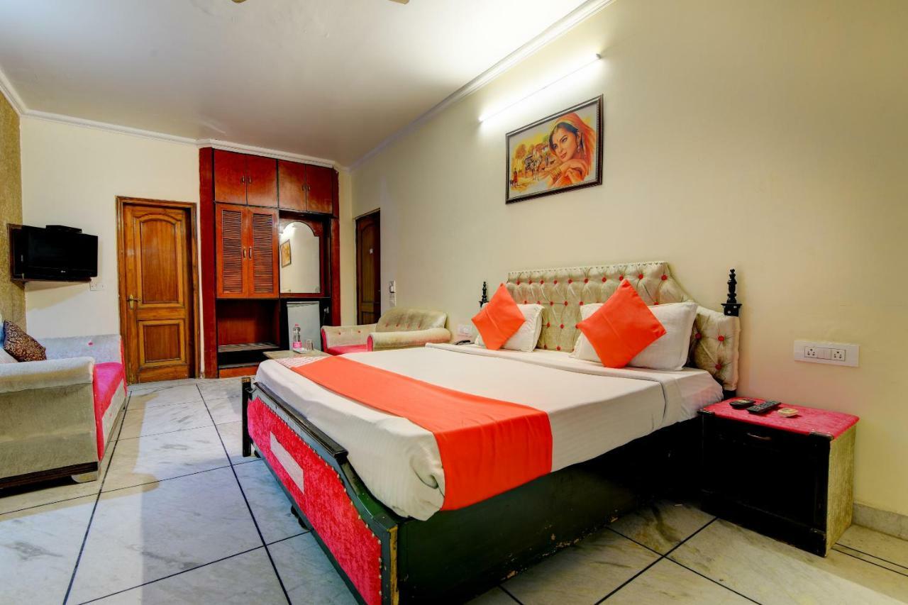 Rahul Palace By Golden Tree Near Metro Station And Ajmal Khan Market นิวเดลี ภายนอก รูปภาพ